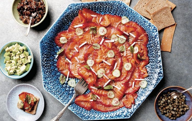 Lox de Salmao com Geleia de Cebola e Abacate