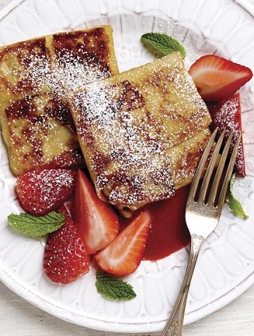 Blintzes de Queijo com Calda de Morango