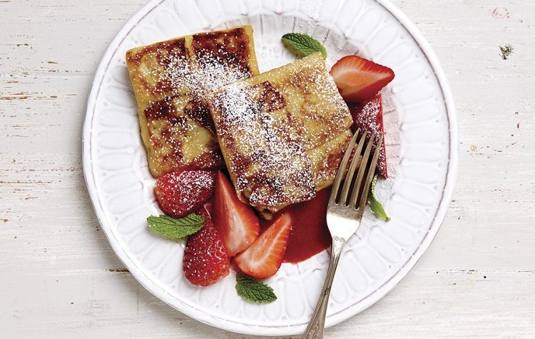 Blintzes de Queijo com Calda de Morango