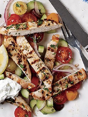 Salada Horiataki de Frango com Tzatziki