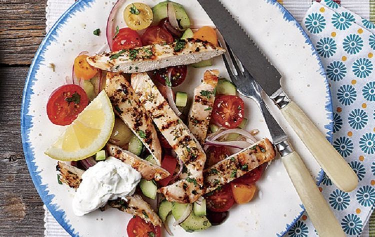 Salada Horiataki de Frango com Tzatziki